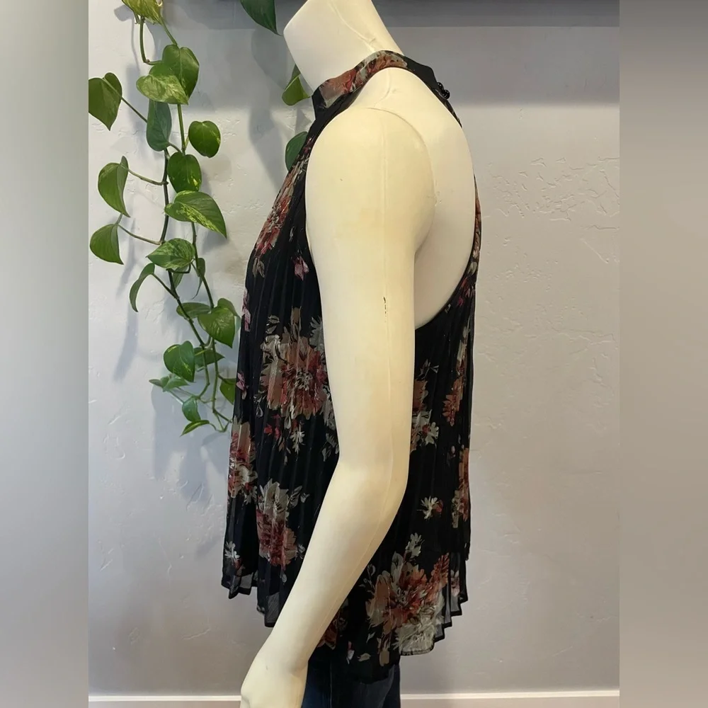 Lily White Floral Halter Top - Picture 4 of 8